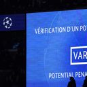 شاشة تشير إلى احتمال وجود ركلة جزاء خلال مباراة باريس سان جيرمان ونيوكاسل يونايتد في دوري أبطال أوروبا - 28 نوفمبر 2023